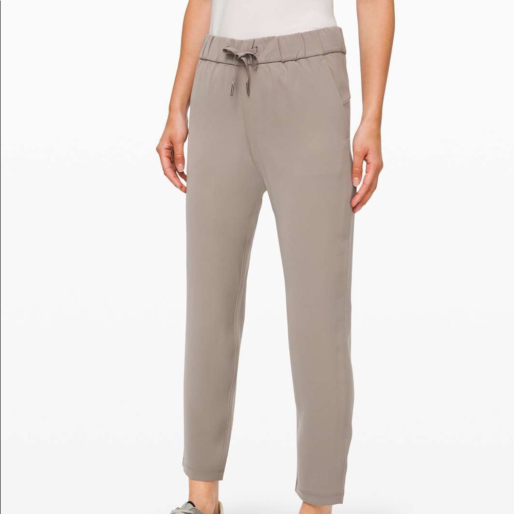 On the Fly 7/8 pants, woven in carbon dust colour EUC